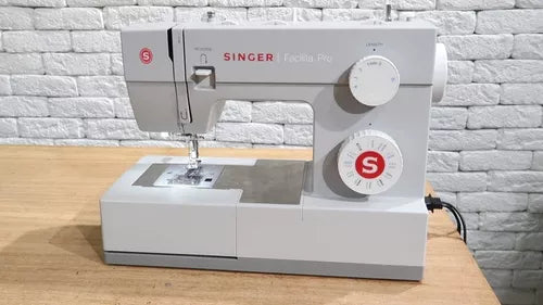 Máquina de costura reta Singer Facilita Pro 4423 portátil - cinza